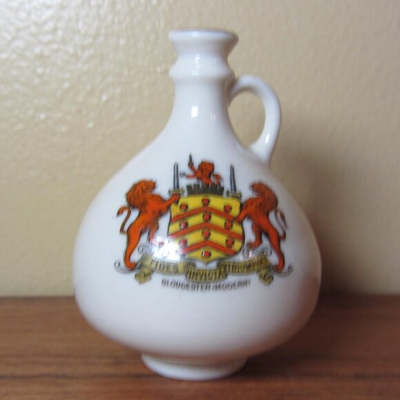 W.H. Goss crested heraldry china vintage Gloucester (modern) (GC072 Grace) - Picture 1 of 7